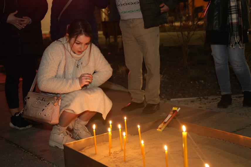 БАЊАЛУКА, 18. МАРТА /СРНА/ - Бањалучани вечерас одају почаст трагично настрадалима у пожару у дискотеци у Кочанима у Сјеверној Македонији. /Фото Борислав Здриња/
