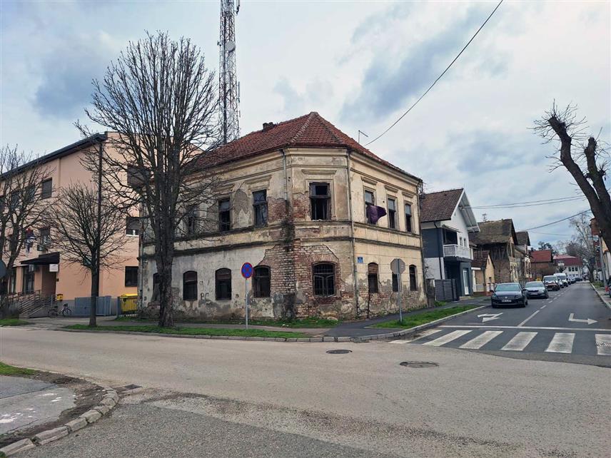 ШАМАЦ, 18. МАРТА /СРНА/ - У општини Шамац уклоњено је 20 рушевних објеката, а евидентирано је још 40 од којих је пола могуће санирати, те надлежни позивају све који имају било какву информацију о власницима објеката да се обрате Општинској управи или инспекцији.