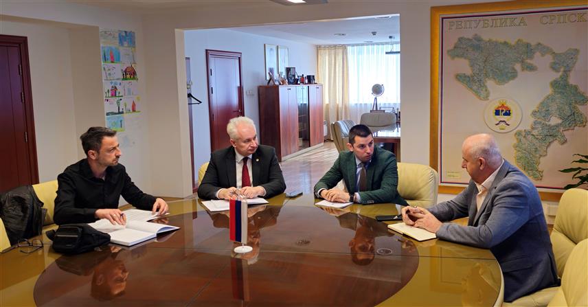 БАЊАЛУКА, 19. МАРТА /СРНА/ - Министар трговине и туризма Републике Српске Денис Шулић разговарао је данас са директором Републичке управе за инспекцијске послове Милованом Крчом и инспектором за заштиту од пожара Ненадом Николићем.