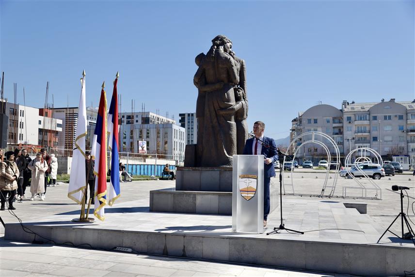 ИСТОЧНО НОВО САРАЈЕВО, 19. МАРТА /СРНА/ - Професор историје Лазар Шкобо одржао је историјског часа на Тргу Републике Србије, на којем је ученицима говорио о егзодусу сарајевских Срба, једаном од најтрагичнијх догађаја у модерној српској историји.