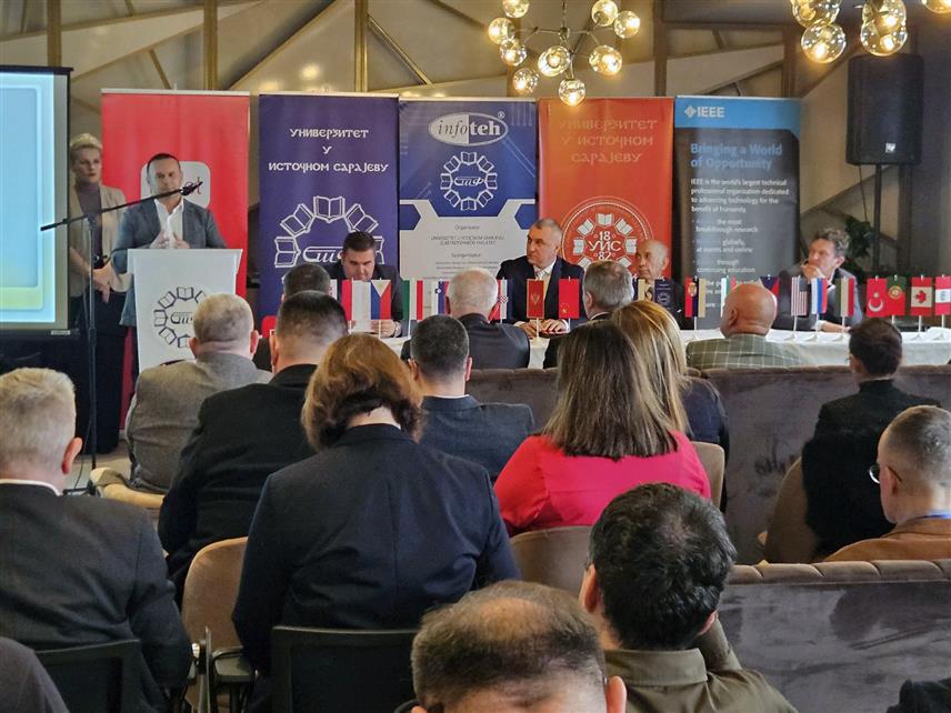 ЈАХОРИНА, 19. МАРТА /СРНА/ - Међународни симпозијум "Инфотех-Јахорина" на којем ће бити изложено више од 200 радова из 26 земаља, није само научни скуп него сусрет привреде и академске заједнице, изјавио је помоћник министра за научнотехнолошки развој Републике Српске Зоран Бјелајац.