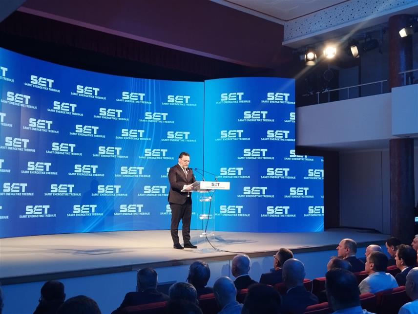 ТРЕБИЊЕ, 19. МАРТА /СРНА/ - Замјеник предсједавајућег Савјета министара Сташа Кошарац изјавио је данас да је стабилност коју је политичко руководство Републике Српске обезбјеђивало свих ових година погодовало стварању амбијента за улагање у Српску, а посебно у енергетику.