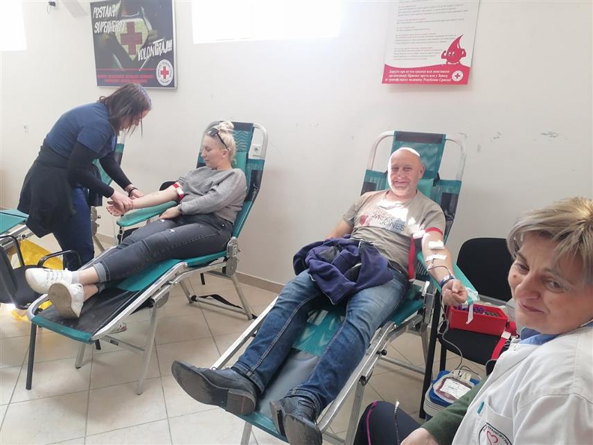 ШАМАЦ, 19. МАРTА /СРНА/ - У Шамцу су данас прикупљене 63 дозе крви у оквиру акције добровољног давања коју је организовао шамачки Црвени крст у сарадњи са Заводом за трансфузију крви из Добоја.