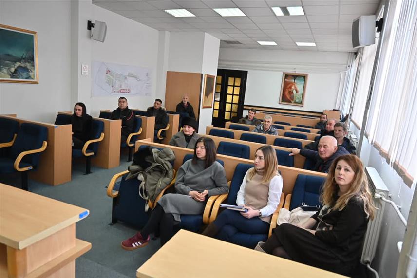 ПАЛЕ, 19. МАРТА /СРНА/ - На Палама је основано Удружење пољопривредних произвођача с циљем лакшег пословања сточара, воћара и повртара.