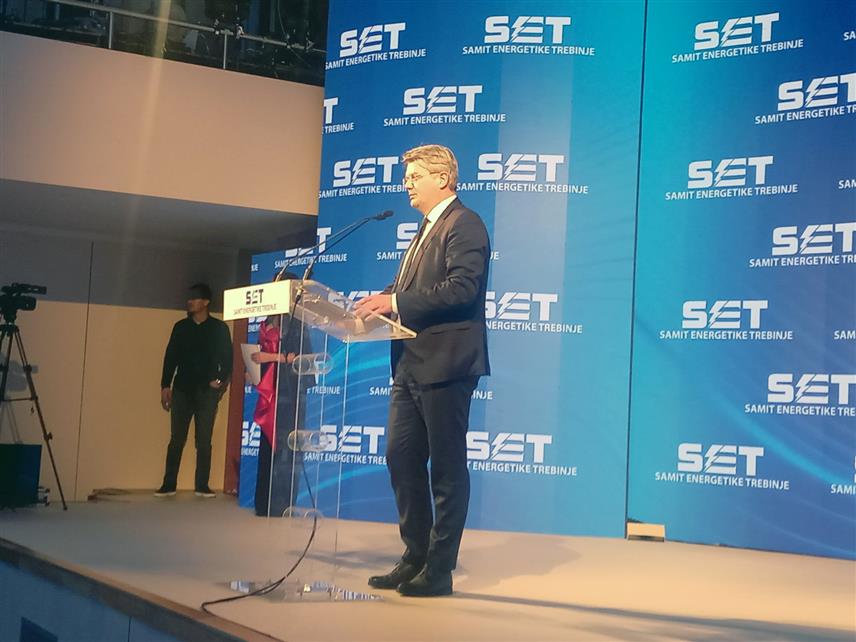 TРЕБИЊЕ, 19. МАРTА /СРНА/ - Присуство представника Енергетске заједнице на "Самиту енергетике Tребиње" /СЕТ/ потврда је великог интересовања за даља улагања у енергетски сектор БиХ, поручио је данас директор Секретаријата Енергетске заједнице Артур Лорковски.