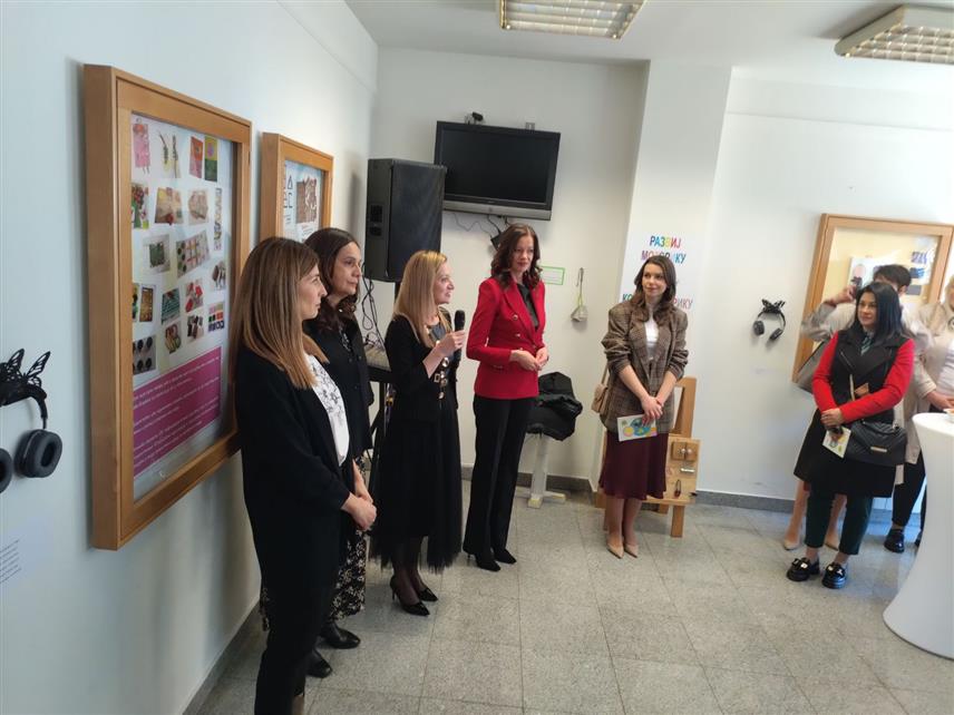 БАЊАЛУКА, 19. МАРТА /СРНА/ - У Бањалуци јер данас отворена изложба под називом "Креативне играчке за подстицање тактилне и визуелне перцепције" на којој је представљено 25 играчака намијењених дјеци са оштећеним видом.