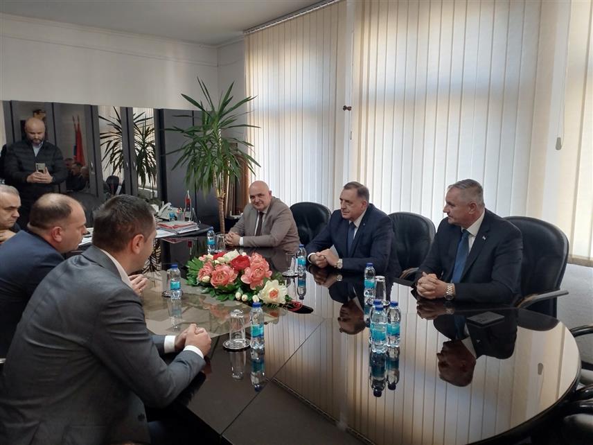 ЗВОРНИК, 19. МАРТА /СРНА/ - Предсједник Републике Српске Милорад Додик и премијер Радован Вишковић разговарају у Зворнику са градоначелником Бојаном Ивановићем.