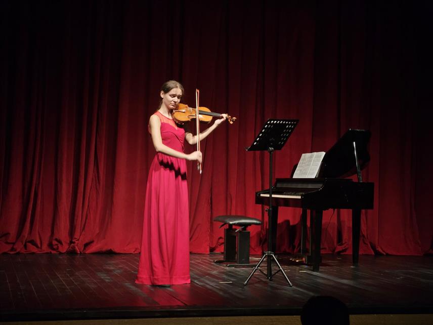 ИСТОЧНО САРАЈЕВО, 19. МАРТА /СРНА/ - У Народном позоришту Источно Сарајево вечерас је одржан концерт руске виолинисткиње Инге Родине и декана Музичке академије Универзитета у Источном Сарајеву Маје Жуже које су извеле класична дјела за виолину и клавир.