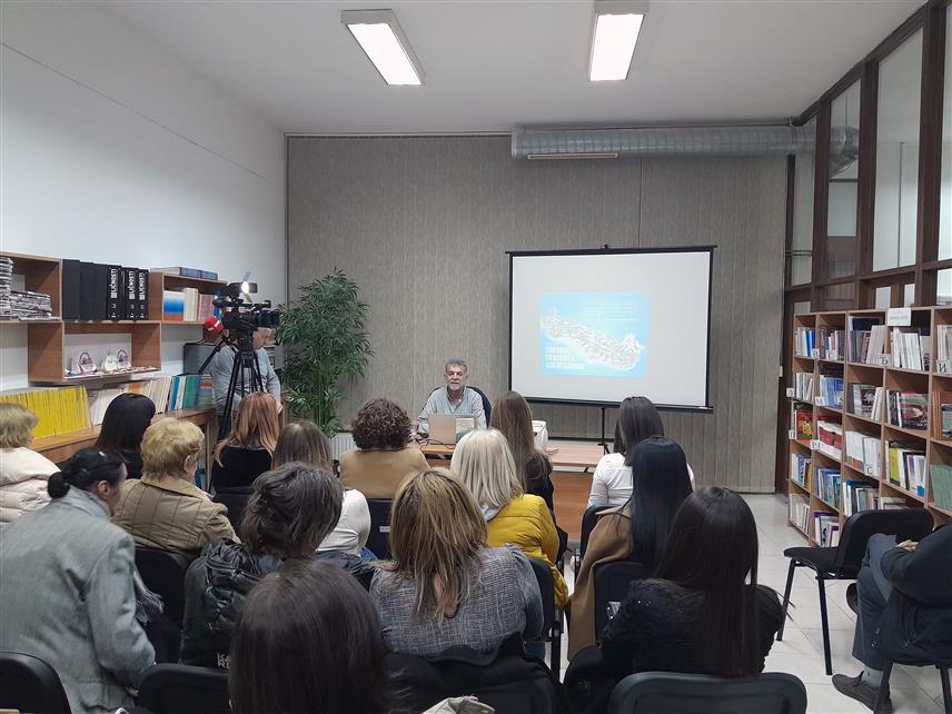МРКОЊИЋ ГРАД, 19. МАРТА /СРНА/ - У Мркоњић Граду вечерас је представљена књига "Света Гора - Перивој Пресвете Богородице" Драгана Јеумовића из Краљева, у којој говори о својим искуствима приликом боравка на Светој Гори, упознавању са начином живота монаха и правилима понашања која тамо важе.	