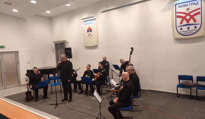 НОВИ ГРАД, 19. МАРТА /СРНА/ - Тамбурашки оркестар "Др Младен Стојановић" из Приједора вечерас је поводом 140 година постојања одржао концерт у Новом Граду.