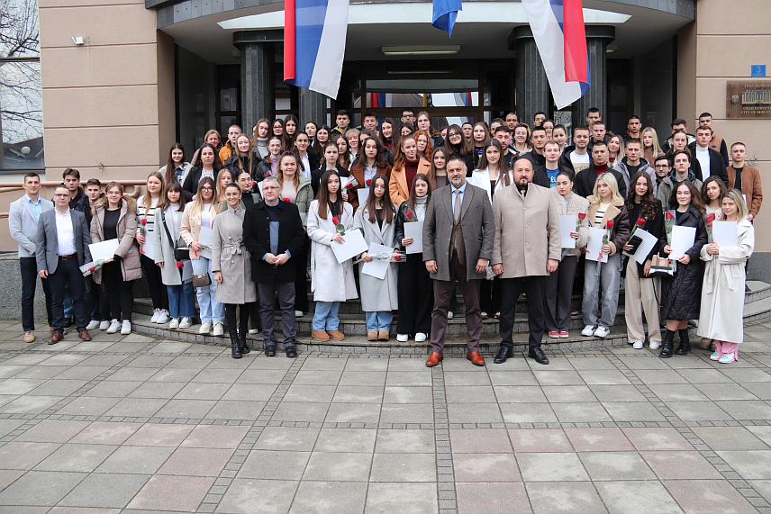 ДЕРВЕНТА, 1. МАРТА /СРНА/ - Градоначелник Дервенте Игор Жунић потписао је данас уговоре о стипендирању са 90 студената и надарених ученика средњих школа.