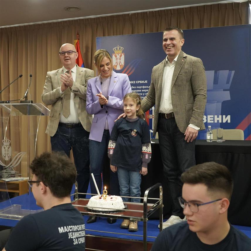 БЕОГРАД. 1. МАРТА /СРНА/ - У хотелу "Путник ин" у Београду данас је одржана манифестација "Мајсторски потез – Јединствени за Србију", која је окупила више од 100 шахиста узраста од шест до 18 година из 16 земаља, манифестацију је отворио министар без портфеља у Влади Србије задужен за односе са дијаспором Ђорђе Милићевић, чије је министарство организовало овај турнир, а учеснике је поздравила и министар за бригу о породици и демографију Србије Милица Ђурђевић Стаменковски.