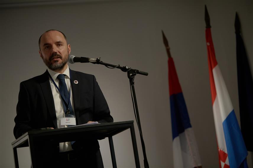 ЗАГРЕБ. 1. МАРТА /СРНА/ - Борис Милошевић нови је предсједник Српског народног вијећа /СНВ/, одлучено је на данашњој Скупштини СНВ-а у Загребу.