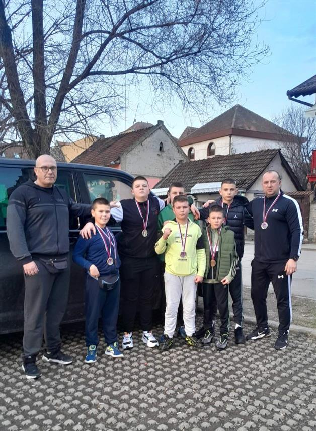 ХАН ПИЈЕСАК, 1. МАРTА /СРНА/ - Чланови Tаеквандо клуба "Озон" са Хан Пијеска освојили су данас на Међународном турниру "Војводина опен 2025" у Бачкој Tополи осам медаља.