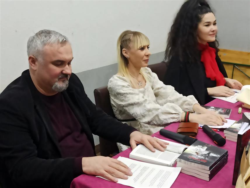 ЗВОРНИК, 1. МАРТА /СРНА/ - Роман "Прољеће када је умрла Викторија" аутора Мирјане Сушић из Зворника представљен је вечерас у зворничком Дому омладине.