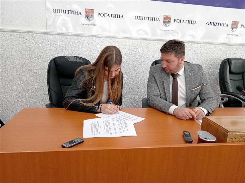 РОГАТИЦА, 20. МАРТА /СРНА/ -Начелник општине Рогатица Нинослав Прелић потписао је данас уговоре о стипендирању са 87 студената и 22 ученика подручних школа рогатичке Основне школе "Свети Сава" за академску 2024/2025. годину, а у општинском буџету за ову намјену планираноје до 200.000 КМ.