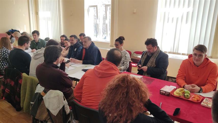 БАЊАЛУКА, 20. МАРТА /СРНА/ - Народно позориште Републике Српске почело је данас пробе за нову представу "Мајстори, мајстори", адаптацију истоименог сценарија Горана Марковића, чија је премијера планирана у другој половини маја.