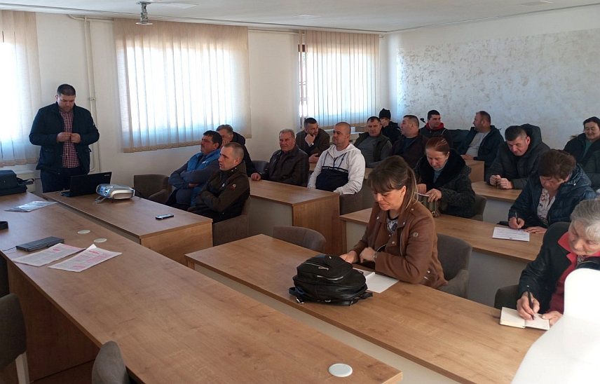 ХАН ПИЈЕСАК - 20. МАРTА /СРНА/ - Пољопривредницима из Хан Пијеска и Сокоца данас је представљен Правилник о условима и начину остваривања новчаних подстицаја за развој пољопривреде, чији је укупан буџет 180 милиона КМ, те Правилник о капиталним инвестицијама за 2025. годину.