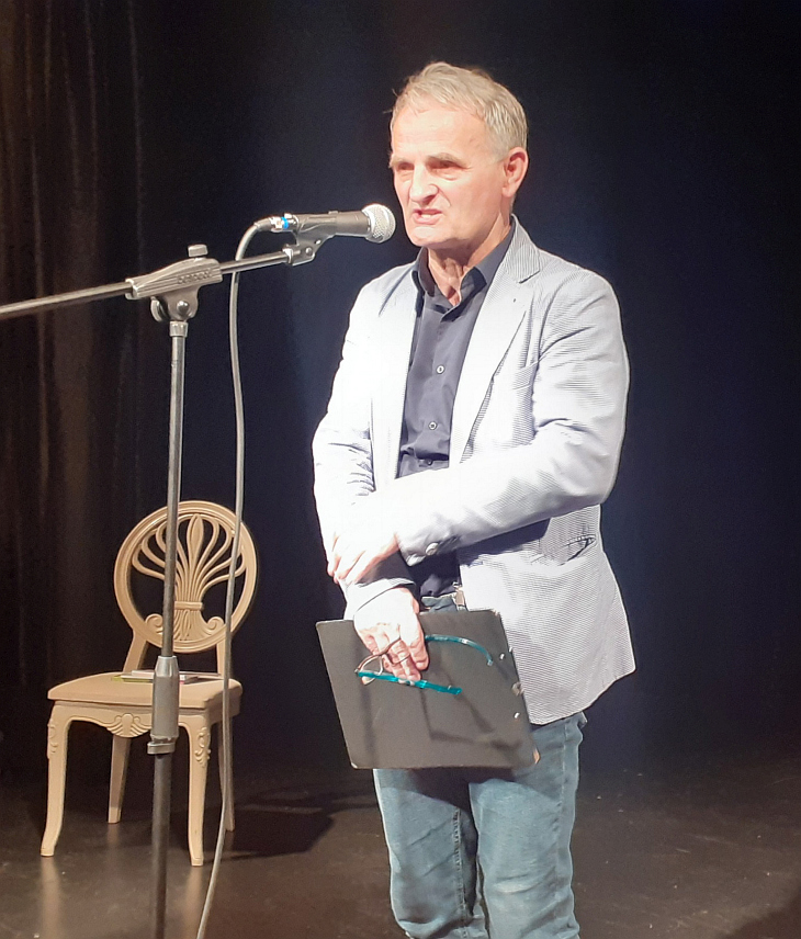 ИСТОЧНО САРАЈЕВО, 20. МАРТА /СРНА/ - У оквиру 23. Међународног фестивала поезије за дјецу и младе вечерас је у Културном центру Источно Ново Сарајево одржан посебан програм посвећен Свјетском дану поезије под мотом "Поетско царство Тоде Николетића", који је одушевио малишане Источног Сарајева.