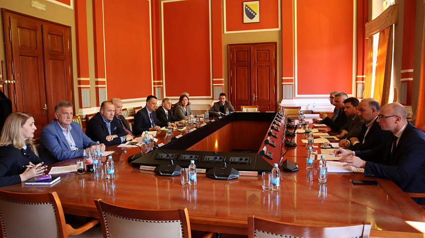 БРЧКО, 20. МАРTА /СРНА/ - Градоначелник Брчко дистрикта Синиша Милић разговарао је са министром енергије, рударства и индустрије ФБиХ Ведраном Лакићем и представницима "БХ-Гас"-а о гасификацији дистрикта.