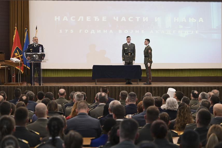 БЕОГРАД, 20. МАРTА /СРНА/ - Документарни филм о 175 година Војне академије "Насљеђе части и знања", у продукцији Војнофилмског центра "Застава филм" Управе за односе са јавношћу Министарства одбране, вечерас је претпремијерно приказан у касарни "Генерал Јован Мишковић" у Београду, поводом обиљежавања Дана те војне високошколске установе.
