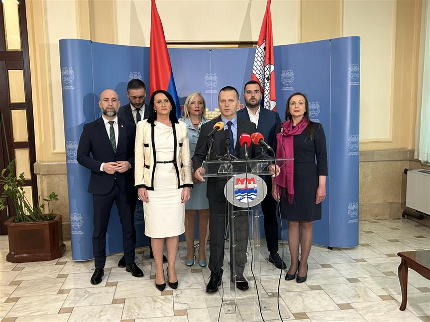 БАЊАЛУКА, 21. МАРTА /СРНА/ - Шеф Клуба одборника СНСД-а у Скупштини града Бањалука Драган Лукач на конференцији за новинаре у Бањлуци уочи наставка сједнице градског парламента.