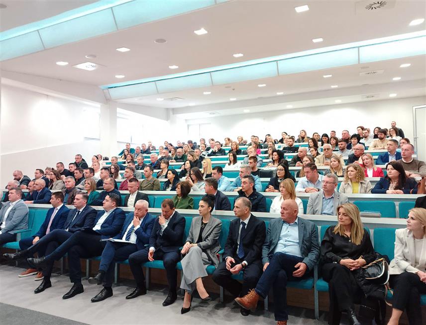 НОВИ ГРАД, 21. МАРТА /СРНА/ - У Новом Граду је данас одржана презентација стручне студије о утицају изградње одлагалишта нуклеарног отпада на Tрговској гори на развој туризма на овом подручју којој су присуствовали министар трговине и туризма Републике Српске Денис Шулић и министар за просторно уређење, грађевинарство и екологију Бојан Випотник.	