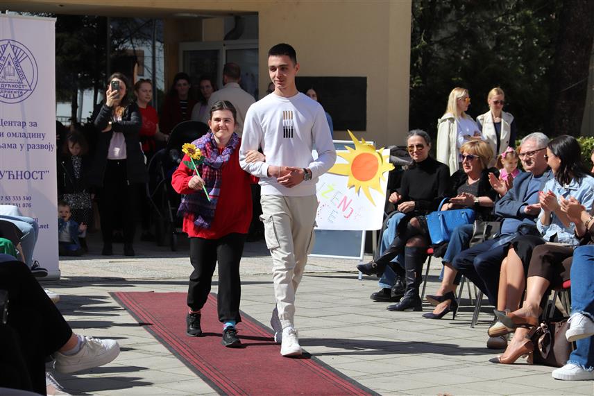 ДЕРВЕНTА, 21. МАРTА /СРНА/ - У Дервенти је данас поводом обиљежавања Свјетског дана особа са Дауновим синдромом одржана инклузивна модна ревија.	