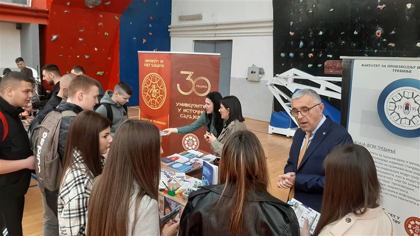 ФОЧА, 21.МАРТА /СРНА/ - Универзитет у Источном Сарајеву представио је данас у Фочи ученицима средњих школа из Херцеговине и Горњег Подриња студијске програме својих 15 факултета и двије академије.