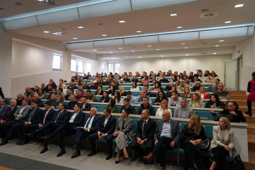 НОВИ ГРАД, 21. МАРТА /СРНА/ - Стручна студија "Анализа утицаја изградње одлагалишта нуклеарног отпада на локацији Tрговска гора на развој туризма на простору сјеверозападне Републике Српске" указује на то да би седам локалних заједница у Српској у сливу ријеке Уне имало штету већу од 50 милиона КМ на годишњем нивоу када је ријеч о приходима од туристичке дјелатности.