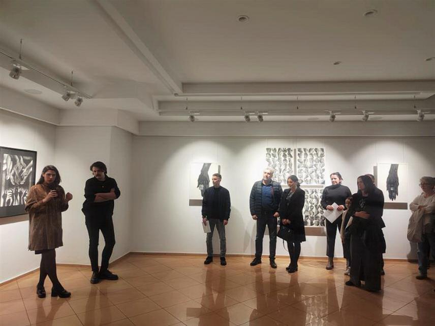 ПРИЈЕДОР, 21. МАРТА /СРНА/ - У Приједору је вечерас отворена изложба цртежа и графика Приједорчанина Милоша Вучена под називом "Црно црни".