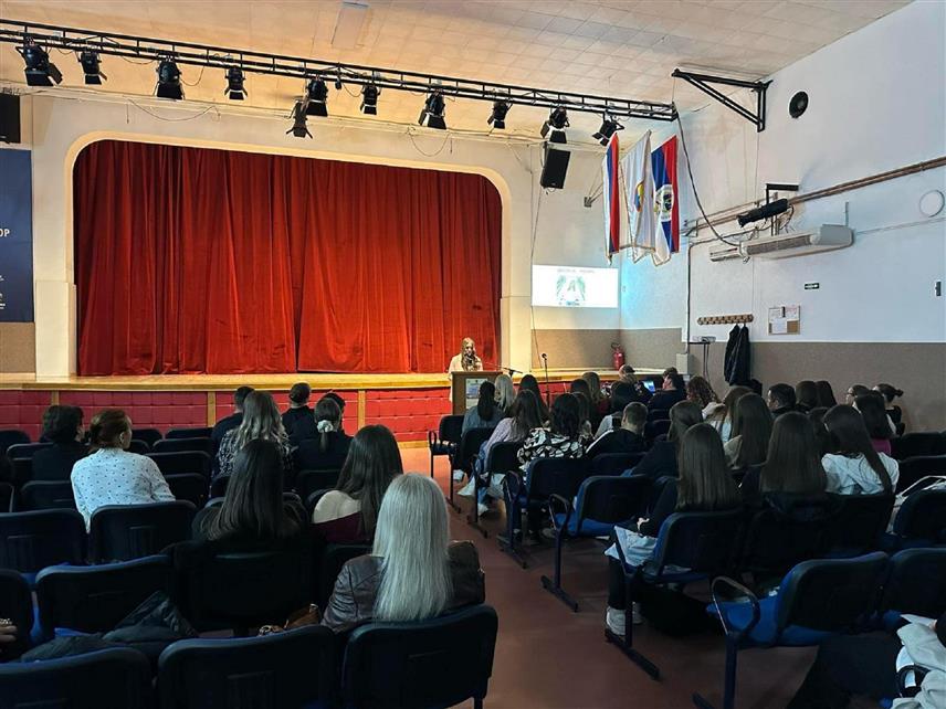 ПРЊАВОР, 21. МАРТА /СРНА/ - У Прњавору је вечерас одржано књижевно вече на којем су ученици завршних разреда основних и средњих школа читали своје радове са различитих конкурса на којима су остварили запажене резултате, а своје пјесме прочитали су и награђени аутори овогодишњег конкурса "Прњавор, мој град"Сара Омербашић, Марија Новаковић и Сергеј Атић.