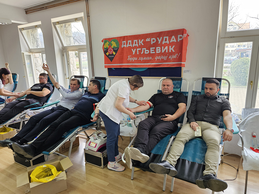 УГЉЕВИК, 22. МАРТА /СРНА/ - У Угљевику се данас одржава акција добровољног давања крви којој се одазвало 250 учесника из Републике Српске, Србије и Црне Горе у организацији Друштва добровољних давалаца крви /ДДДК/ "Рудар".