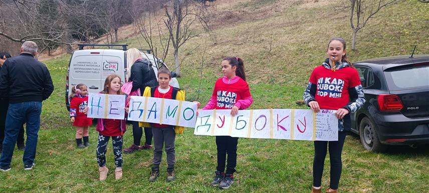 КОТОР ВАРОШ, 22. МАРТА /СРНА/ - Бројни мјештани мјесне заједнице Грабовица у Котор Варошу, становници ове општине, еколошки активисти и чланови Коалиције за заштиту ријеке Дубоке одржали су данас, на Свјетски дан вода, скуп на локацији Окретаљка како би исказали противљење изградњи мале хидроцентрале на ријеци Дубока.