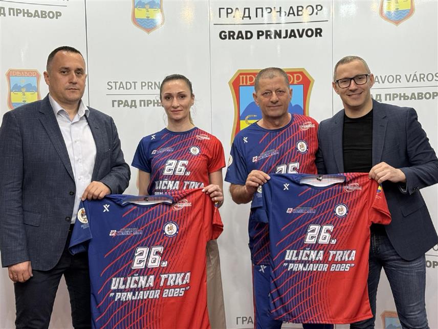 ПРЊАВОР, 22. МАРТА /СРНА/ - АК "Прњавор" данас је градоначелнику Дарку Томашу и предсједнику Скупштине града Дражену Микићу уручио промотивне дресове Међународне уличне трке која ће се одржати у недјељу, 30. марта.