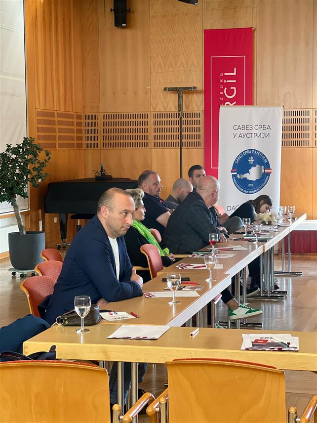 САЛЦБУРГ, 22. МАРTА /СРНА/- На манифестацији "Караван културе и знања" у Салцбургу у Аустрији, који је окупио око 30 представнике удружења српске дијаспоре, презентован је пројекат "Сваки Србин један евро", хуманитарна акцију за помоћ и подршку у раду и опремању Дневног центра "9. јануар" из Косовске Митровице.