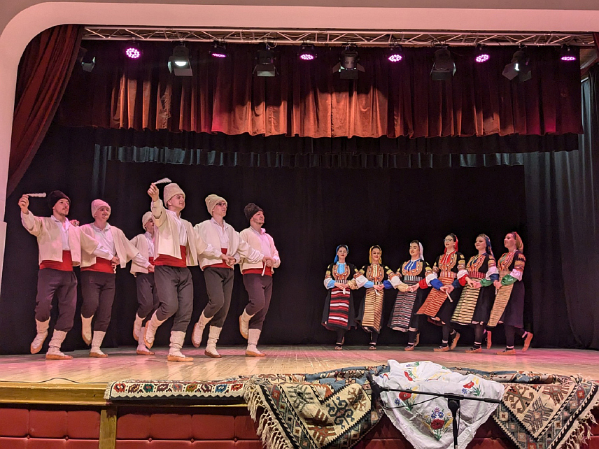 ПРЊАВОР, 22. МАРТА /СРНА/ - Српско просвјетно и културно друштво /СПКД/ "Просвјета" Прњавор вечерас је на смотри фолклора окупило сва друштва која дјелују на подручју града и уз игру и пјесму дало свој допринос обиљежавању 24. марта, Дана града.	
