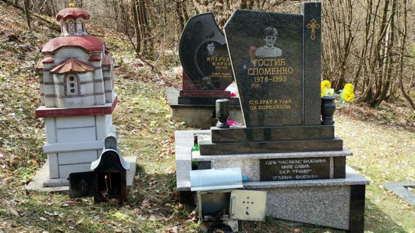 МАГЛАЈ, 23. МАРTА /СРНА/ - На мјесном гробљу Горњи Улишњак у федералној општини Маглај данас је одата почаст најмлађем одликованом борцу Војске Републике Српске Споменку Гостићу, кога је постхумно Медаљом за храброст "Милош Обилић" одликовао и предсједник Србије Александар Вучић.