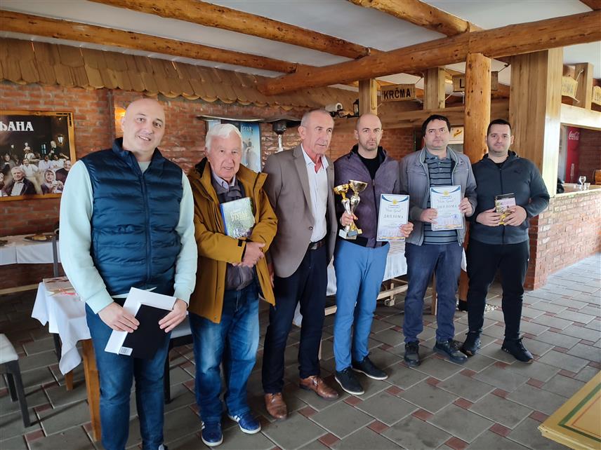 ГРАДИШКА, 23. МАРTА /СРНА/ - Меморијални шаховски турнир "Свето Гускић", који је ове године 32. пут одржан у Доњим Подградцима, окупио је 18 такмичара, а побједнички пехар припао је Браниславу Вучковцу.