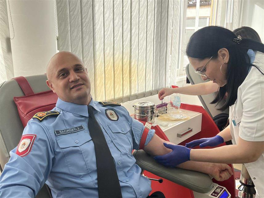 БИЈЕЉИНА, 24. МАРТА /СРНА/ - Више од 60 припадника Полицијске управе Бијељина даће крв у дводневној акцији која је почела јутрос, чиме истичу и хумани аспект полицијске професије, изјавила је портпарол Управе Тања Ковачевић.