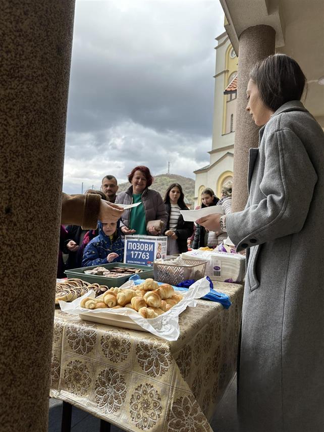 ИСТОЧНО САРАЈЕВО, 24. МАРТА /СРНА/ - Хуманитарна организација "Срби за Србе" успјела је да у хуманитарној акцији "Крофне из блока" испред пет храмова у Источном Сарајеву прикупи 7.750 КМ за помоћ вишечланим породицама настањеним на подручју Митрополије дабробосанске.