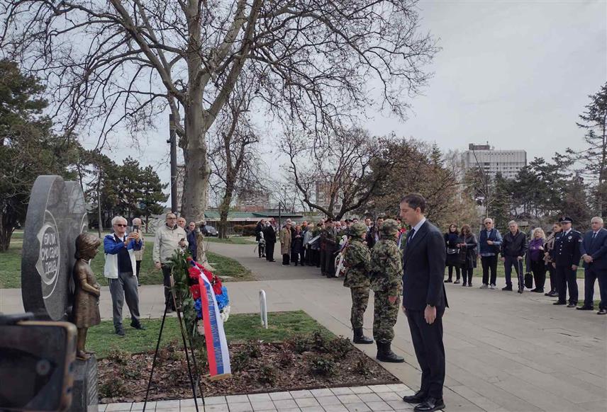 БЕОГРАД, 24. МАРТА /СРНА/ - Министар спољних послова Србије Марко Ђурић предводио је у име Владе Србије државну церемонију полагања вијенаца код Споменика дјеци убијеној у НАТО агресији на СР Југославију.