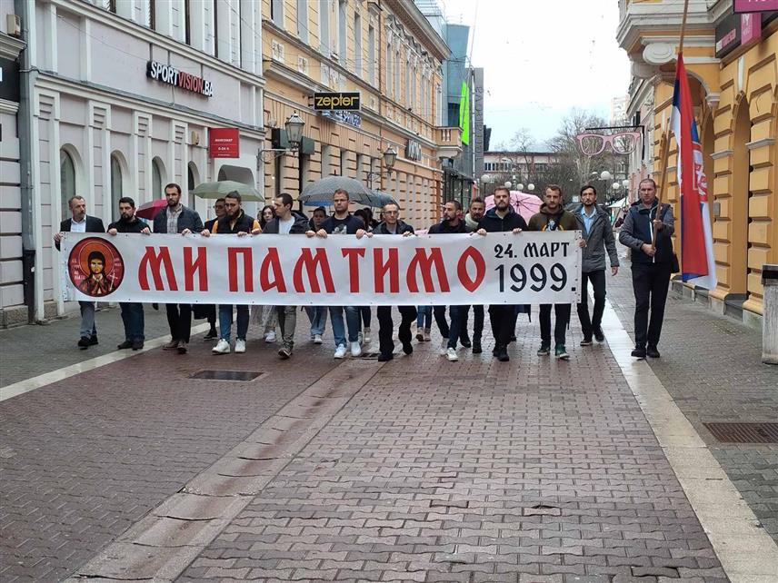 БАЊАЛУКА, 24. МАРТА /СРНА/ - Представници Србског сабрања "Баштионик" обиљежили су данас у Бањалуци 26 година од НАТО агресије на некадашњу Савезну Републику Југославију, у знак сјећања и уз транспарент на којем је писало "ми памтимо" организовали су шетњу од Трга Крајине до Храма Христа Спаситеља, гдје је служен парастос за жртве агресије.