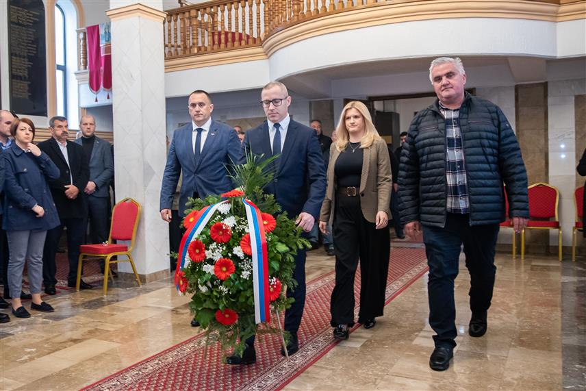 ПРЊАВОР, 24. МАРТА /СРНА/ - Парастос и полагање вијенаца у Спомен–храму на Вучијаку.