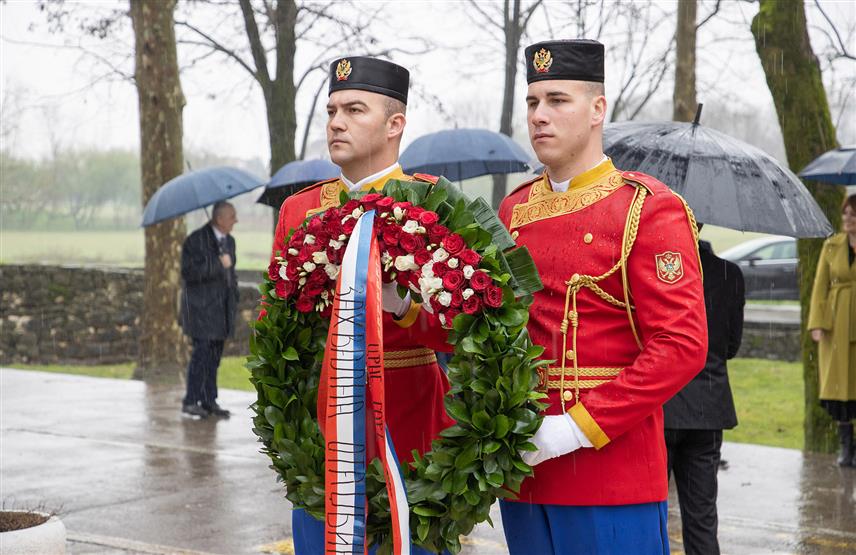 ПОДГОРИЦА, 24. МАРТА /СРНА/ - Предсједник Скупштине Црне Горе Андрија Мандић положио је данас вијенце у касарнама у Подгорици и Даниловграду поводом 26 година од почетка НАTО бомбардовања СР Југослвије.