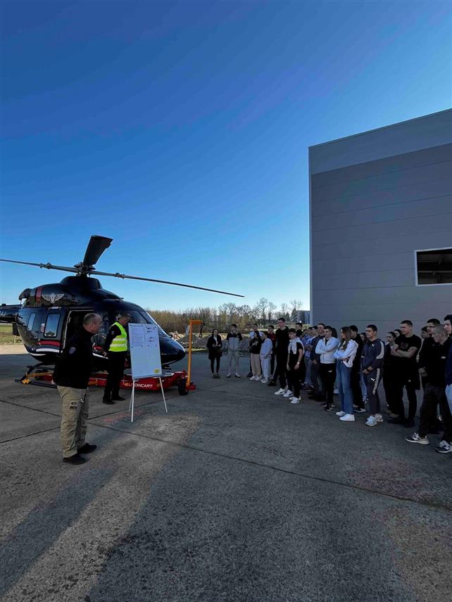 БАЊАЛУКА, 24. МАРТА /СРНА/ - Ученици Средње школе унутрашњих послова "Јаков Ненадовић" из Сремске Митровице, Војне гимназије и Средње стручне војне школе "1300 каплара" из Београда са професорима посјетили су Средњу школу унутрашњих послова у Центру за обуку у Залужанима и том приликом су се упознали са начином рада и садржајима са којим ова школа располаже.
