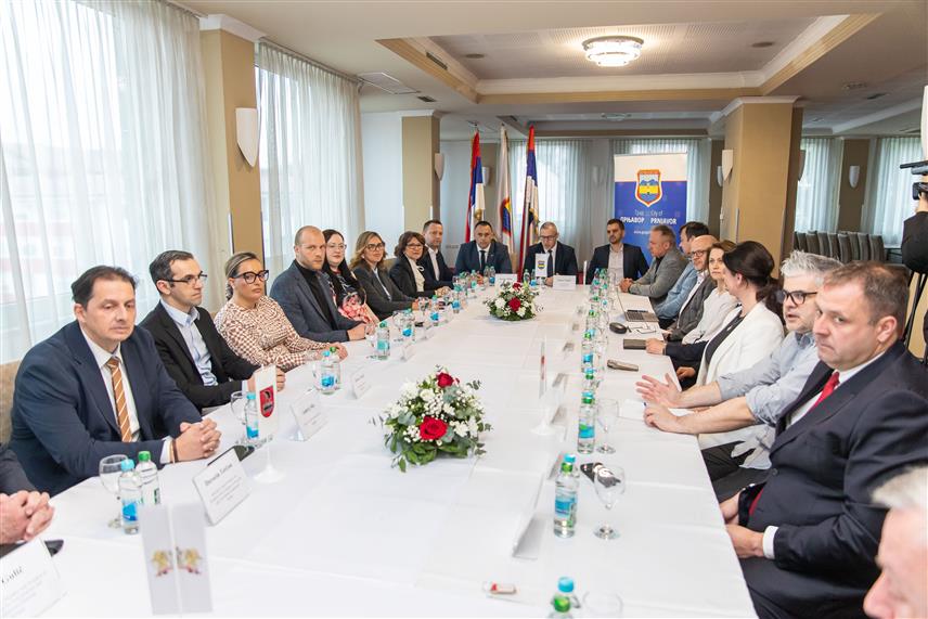 ПРЊАВОР, 24. МАРТА /СРНА/ - Градоначелник Прњавора Дарко Томаш и предсједник Скупштине Града Дражен Микић састали су се данас са делегацијама побратимских градова Болеславјец, Босковице, Сежана и Сремски Карловци, који у Прњавору бораве поводом обиљежавања 24. марта, Дана града.