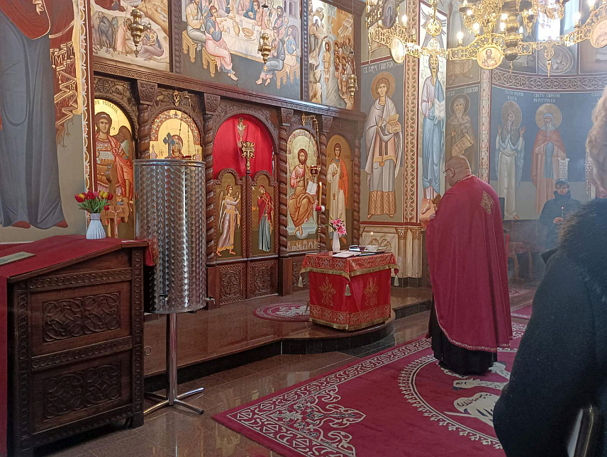 ШАМАЦ, 24. МАРTА /СРНА/ - У храму Светог Великомученика Димитрија у Шамцу данас је први пут служен парастос за пострадале у НАТО агресији 1999. године, којем су присуствовали ученици основне школе.