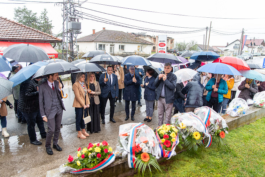 ПРЊАВОР, 24. МАРТА /СРНА/ - Код Спомен-обиљежја у Шибовској за 15 припадника Војске Републике Српске из Шибовске, Доње Илове и Шерег Илове, погинулих у Одбрамбено–отаџбинском рату, данас је служен парастос и положени су вијенци поводом обиљежавања Дана града Прњавора.