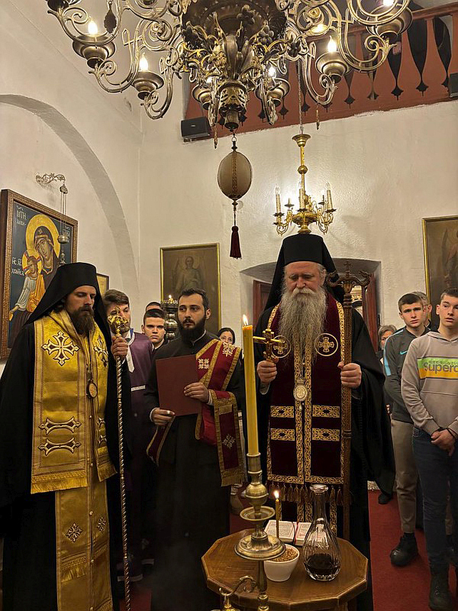 ПОДГОРИЦА, 24. МАРТА /СРНА/ - Његово високопреосвештенство митрополит црногорско-приморски Јоаникије и његово преосвештенство Епископ диоклијски Пајсије служили су данас у Цетињском манастиру помен страдалима у НАТО агресији на СР Југославију 1999. године.